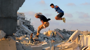 Gazzeli parkur sporcularndan akrobatik gsteri