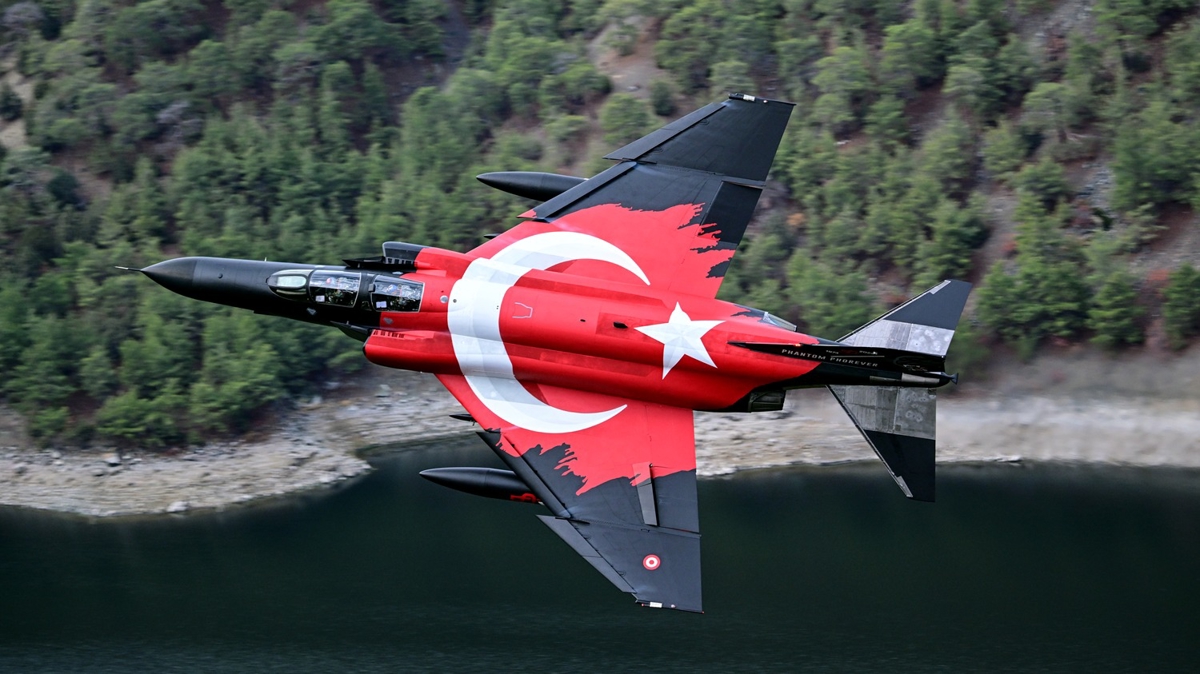 Trk F-4E'ler alak irtifada