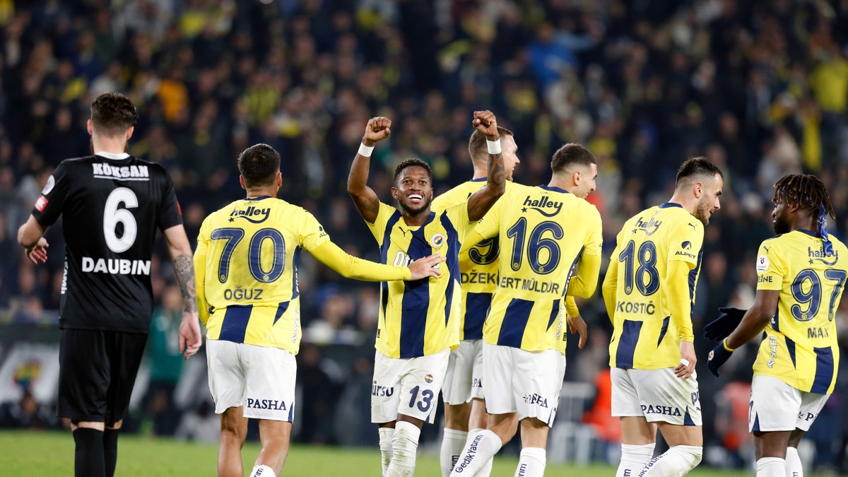 Fenerbahe frsat tepmedi! Derbi ncesi byk moral