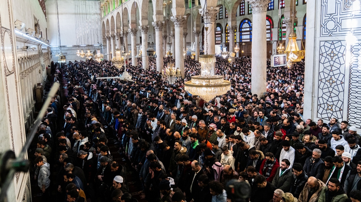 Tarihi Emevi Camii'nin zincirleri krld! Binler akn etti