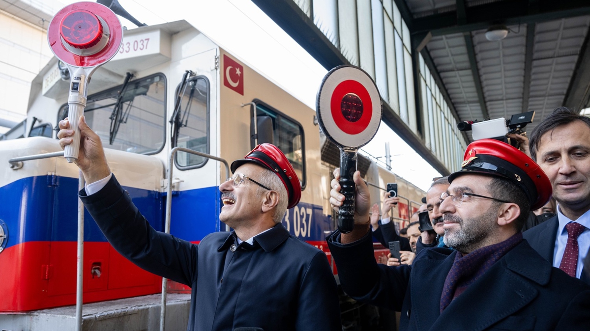 Ulatrma ve Altyap Bakan Uralolu, Turistik Dou Ekspresi'ni uurlad