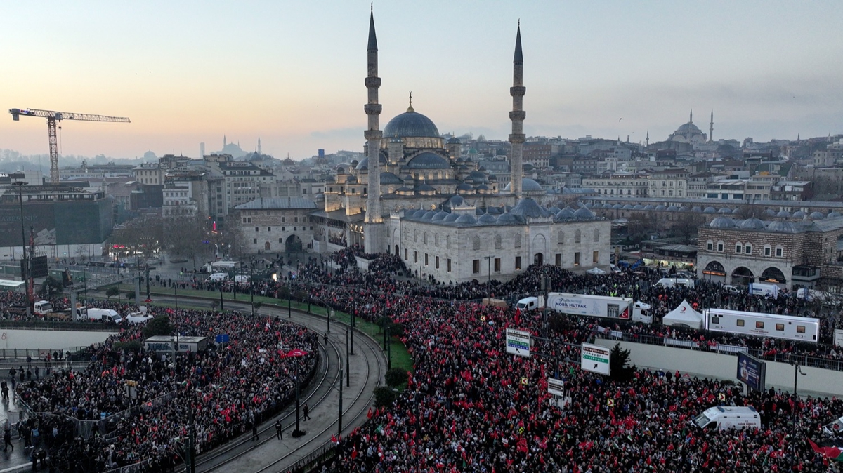 stanbul'da Filistin'e destek yry: On binler Galata Kprs'nde bulutu