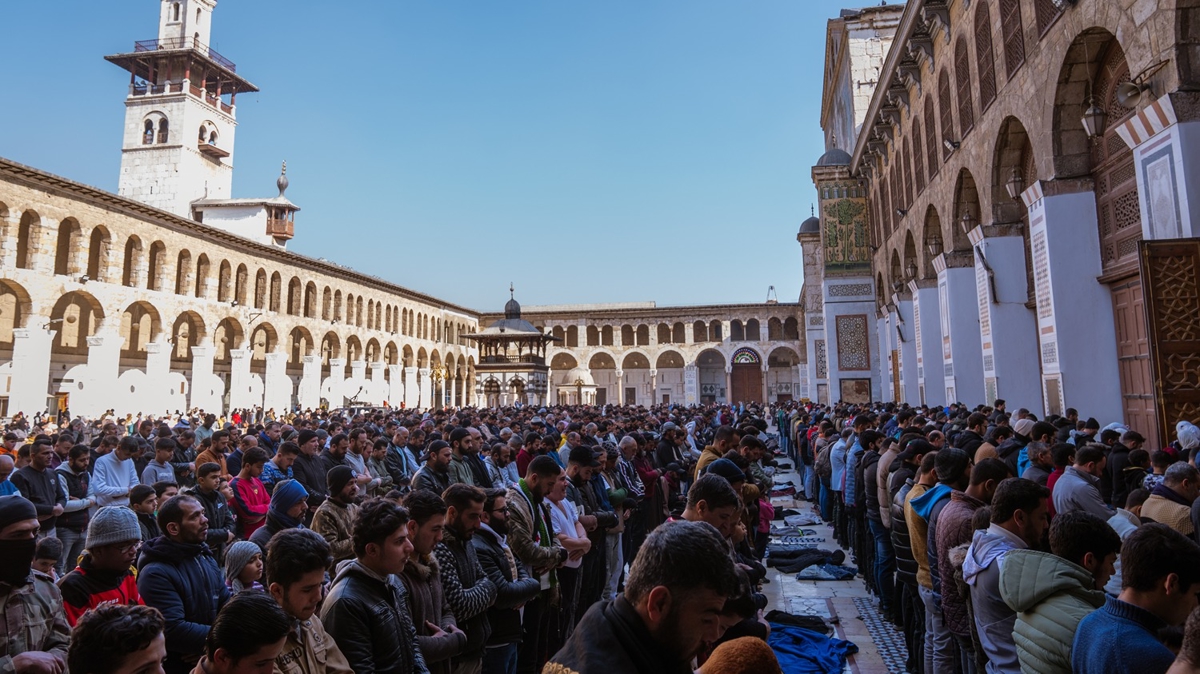 zgr Suriye'deki Emevi Camii'nde cuma namaz