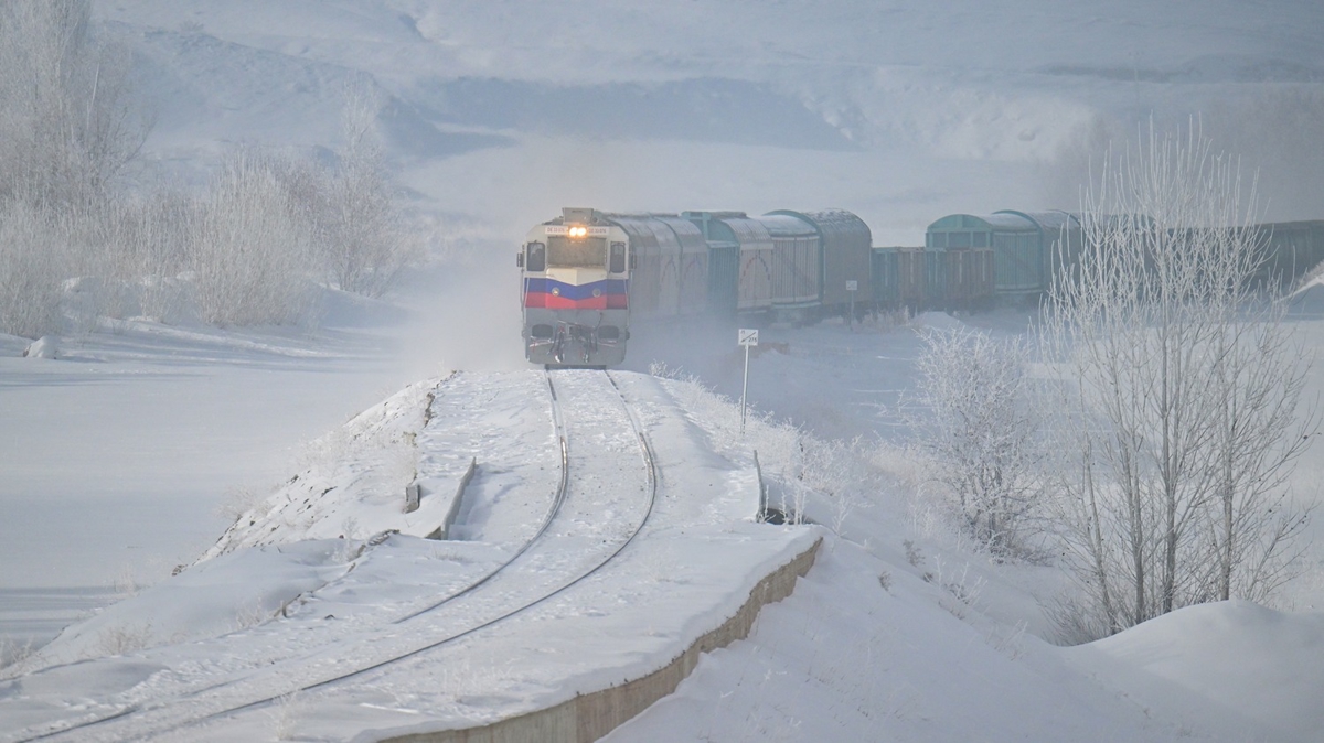 Van'da TCDD yk treni karl arazileri geerken grntlendi