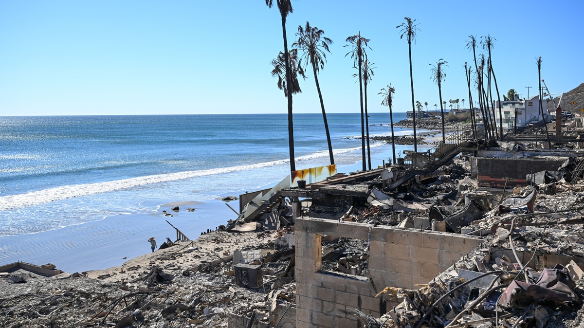 Malibu sahilindeki birok ev yangnlarda kl oldu