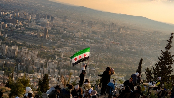 Suriyeliler, Esed rejiminin yasaklad Kasyun Da'ndan am manzarasnn tadn karyor