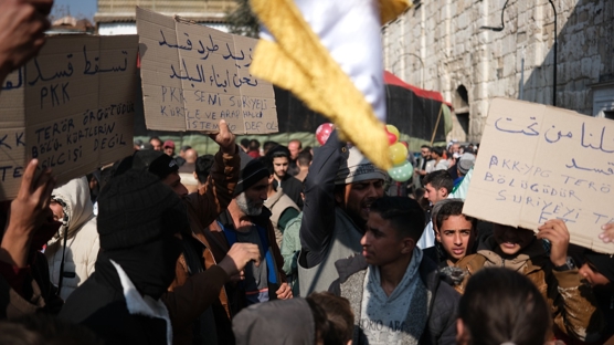 Emevi Camisi'nde PKK/YPG protestosu: Esed'den sonra sra onlarda