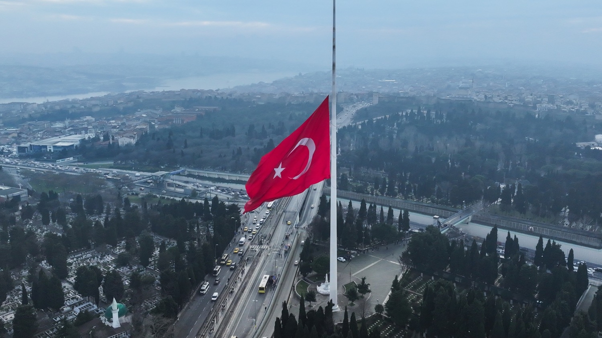 Tm Trkiye'de bayraklar yarya indirildi