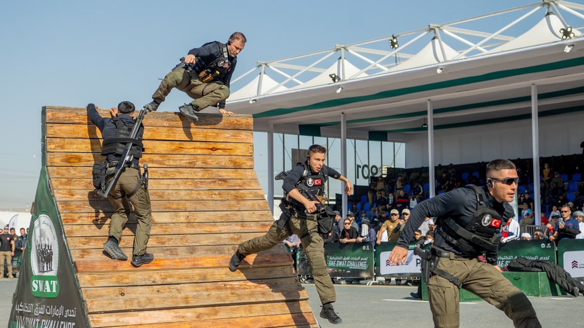 Trk polisi BAE'de hayran brakt