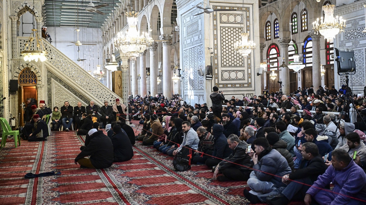 Emevi Camii'nde cuma namaz