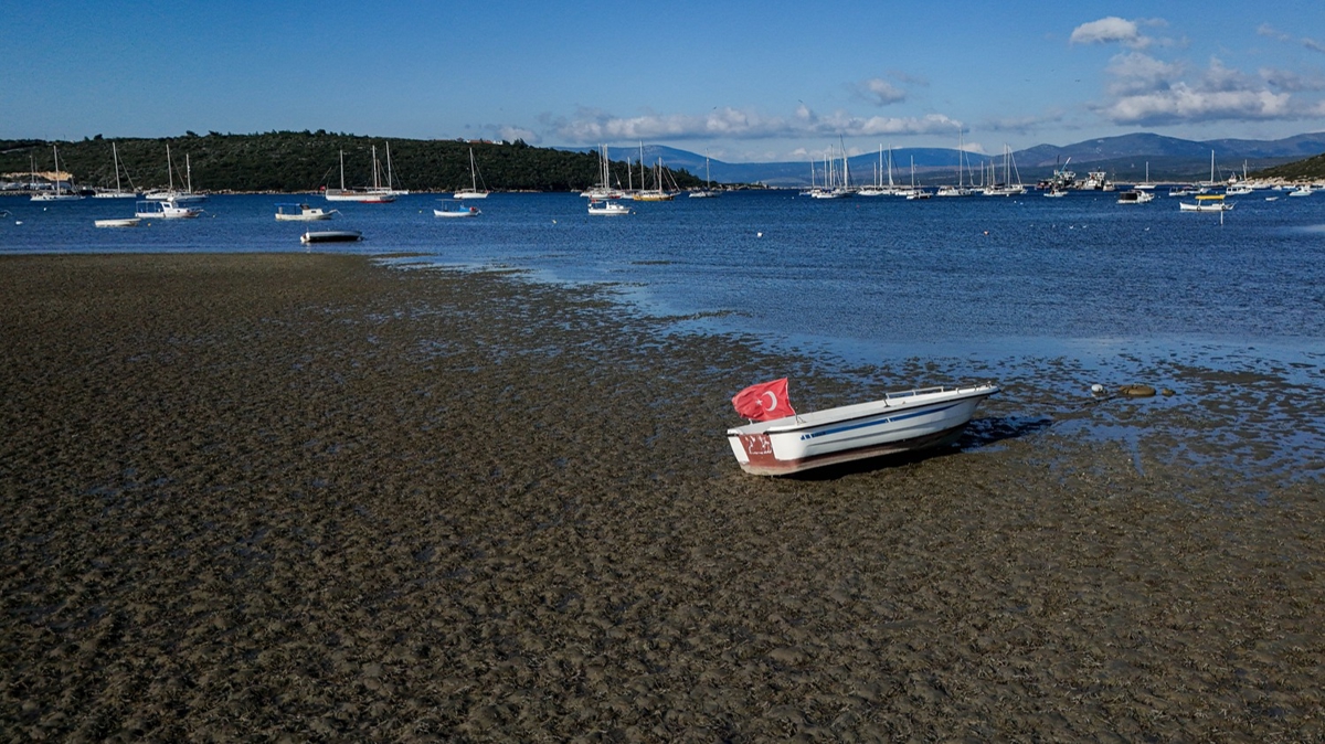 zmir'de deniz 200 metre ekildi