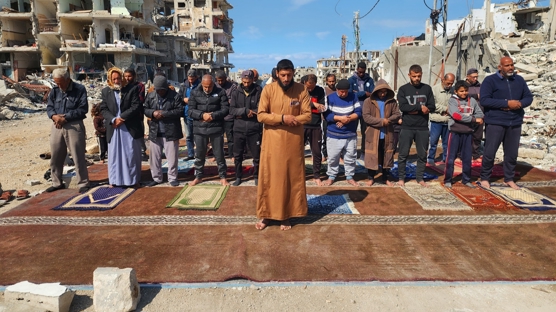 Moloz ve ykntlarn arasnda cuma namaz