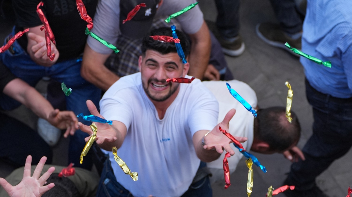 Manisa'da renkli festival! 8 ton mesir macunu vatandalara ikram edildi