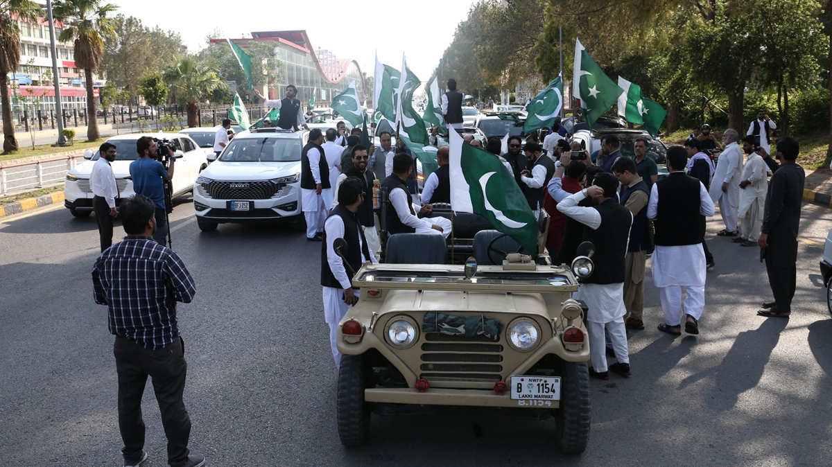 Atekes anlamas Pakistanllar sokaklara dkt