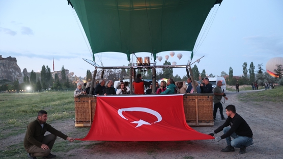 Kapadokya semalarn Trk bayraklar ssledi