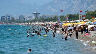 Sıcaktan bunalan vatandaşlar sahillere akın etti