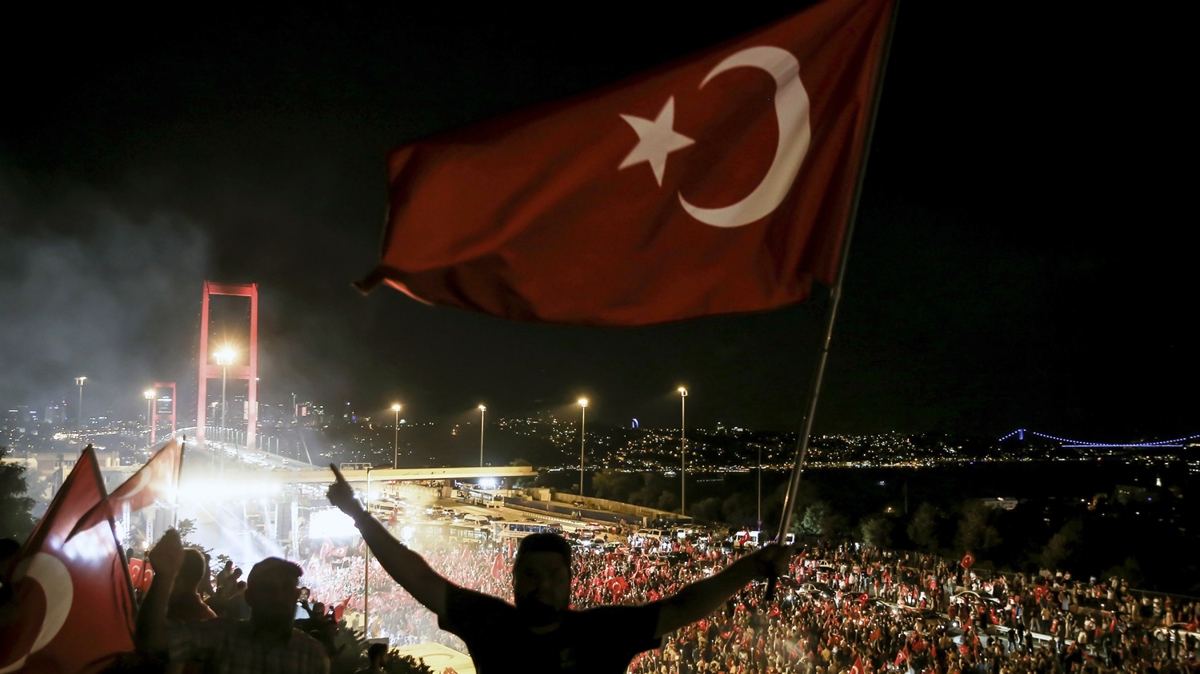 Hain darbe giriiminin zerinden 9 yl geti: O gece neler yaand