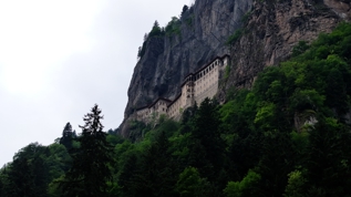 Turistlerin urak mekan: Smela Manastr'na ziyareti akn