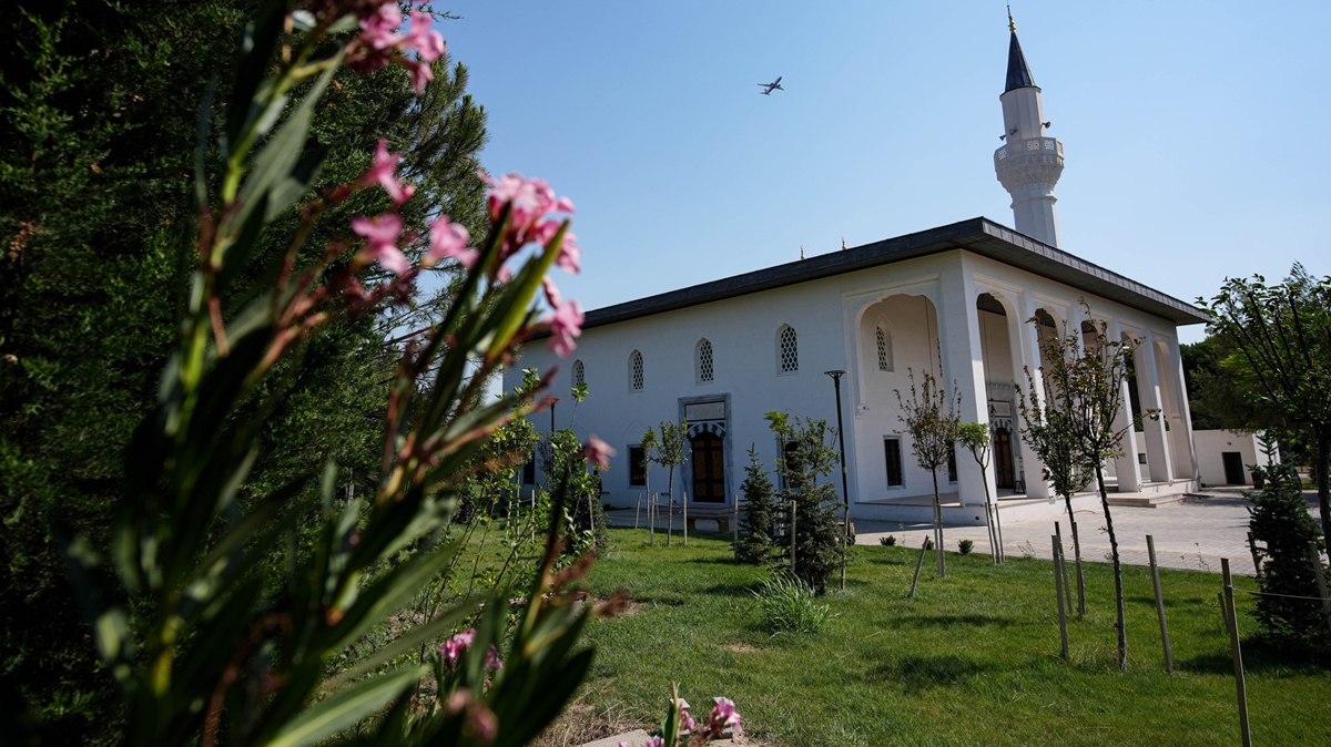 MS yerlekelerinde tren: Camiler ibadete ald