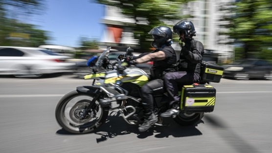 Motosikletli ambulans ekipleri saniyelerle yaryor!