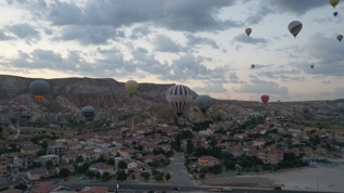 Kapadokya'da kartpostallk manzaralar: Balonlar Trk bayraklaryla utu