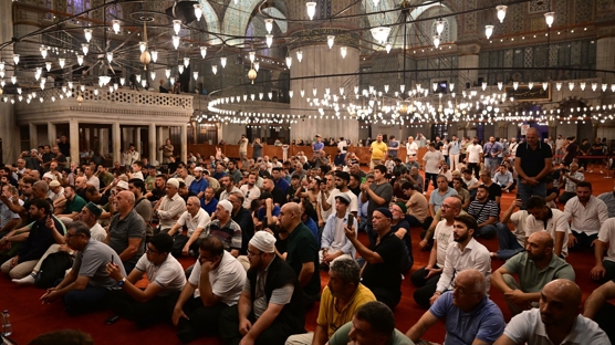 Trkiye'de milyonlarca Mslman Mevlit Kandili'nde dualarda bulutu
