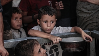 Gazze'de a�l�kla m�cadele: S�cak yemek da��t�ld�