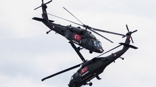 S-70 helikopterleri, '�elik Kanatlar' ekibiyle g�steri yapt�