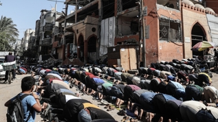 Ykntlar arasnda cuma namaz: Filistinliler camiye akn etti