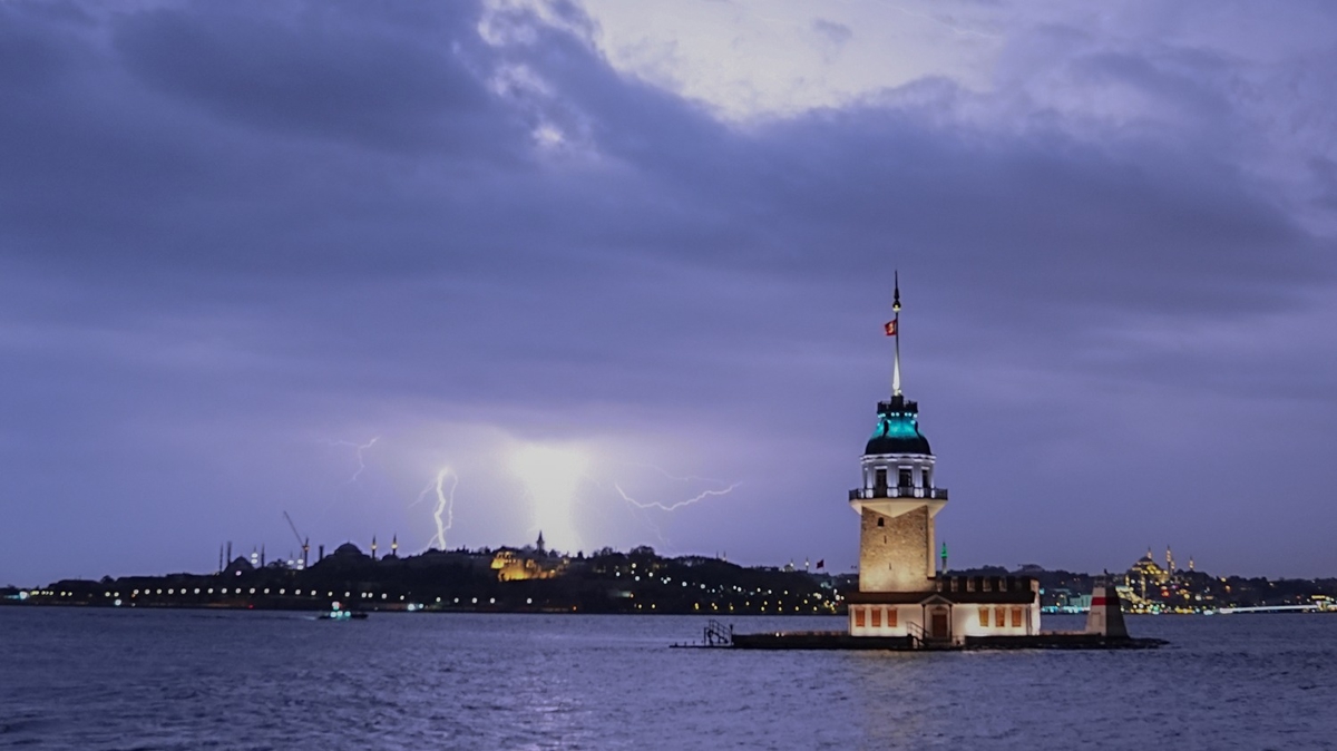 Şimşekler geceyi aydınlattı: İstanbul'da sağanak manzaraları