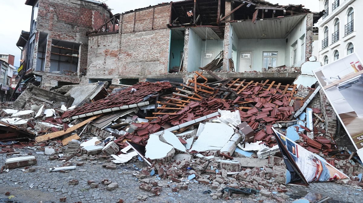 Sındırgı 6.1'le sarsıldı! Hasarın boyutu gün ağarınca ortaya çıktı