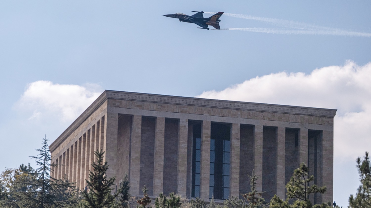 Cumhuriyet'in 102. yl dnmne zel! SOLOTRK'ten Antkabir'de nefes kesen gsteri