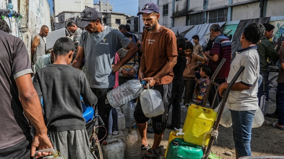 Gazze'de kriz: Filistinliler temiz su kuyruunda