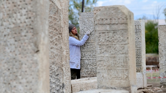 Van'daki Seluklu Mezarl'nda 20 yeni mezar ta kayt altna alnd