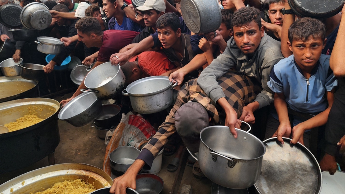 Gazze'de insani kriz: Filistinliler scak yemek kuyruunda