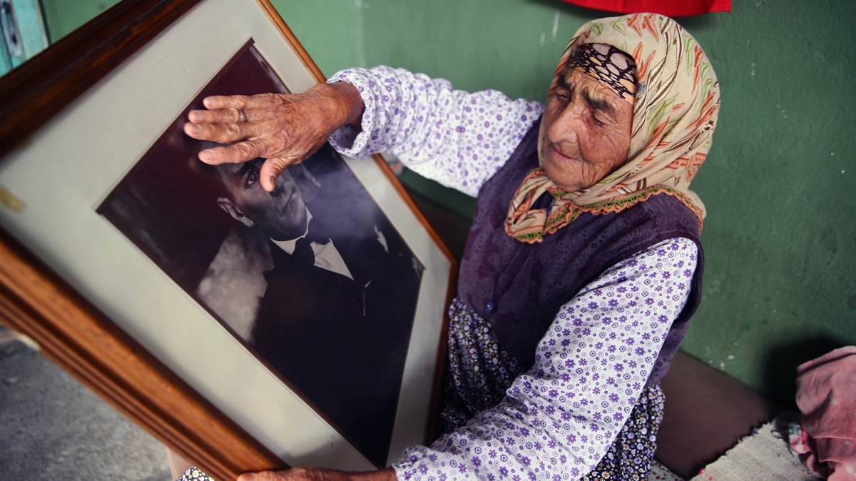 Cennet nine, Atatürk'ü çocukluğunda ezberlediği şiirle anıyor