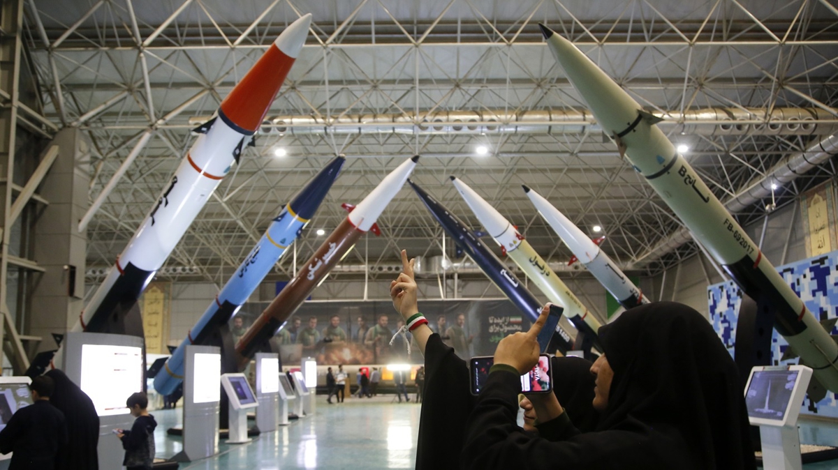 ran'dan gvde gsterisi! Fzeler Tahran'da sergilendi