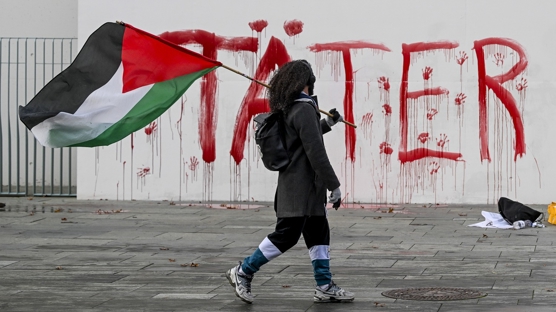 Almanya'da Filistin destekçileri Başbakanlık binasına kırmızı boyayla ''failler'' yazdı