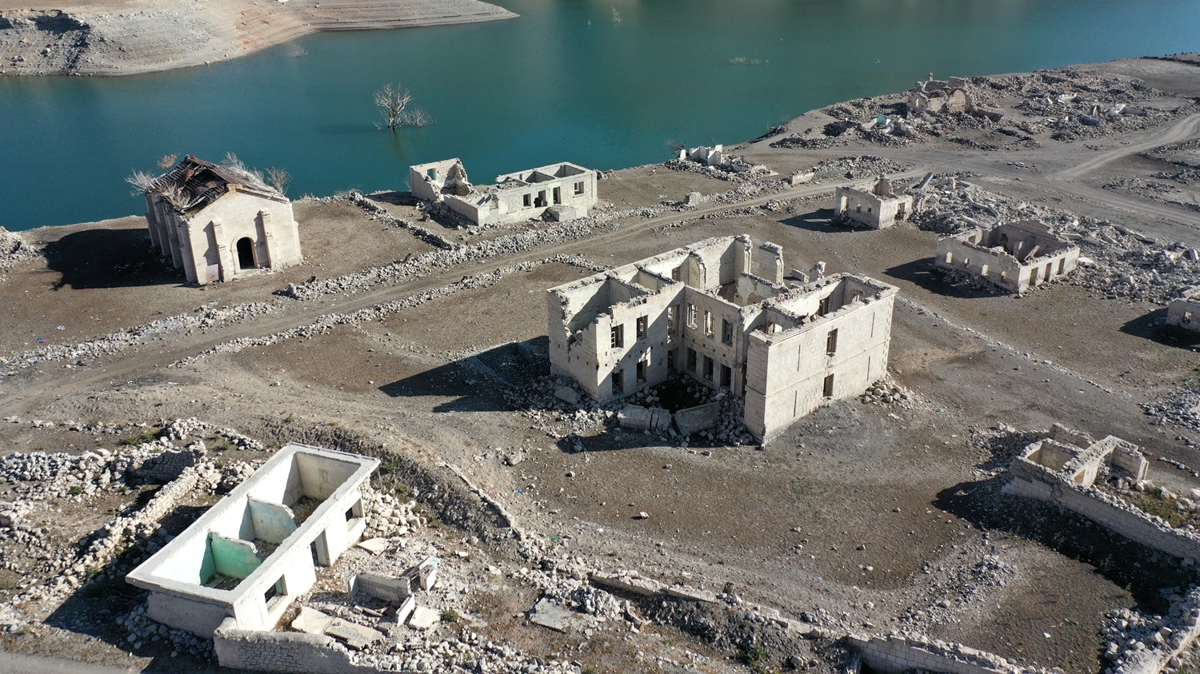 Kars'ta baraj sularnn ekilmesiyle ky gn yzne kt