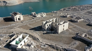 Kars'ta baraj sularnn ekilmesiyle ky gn yzne kt