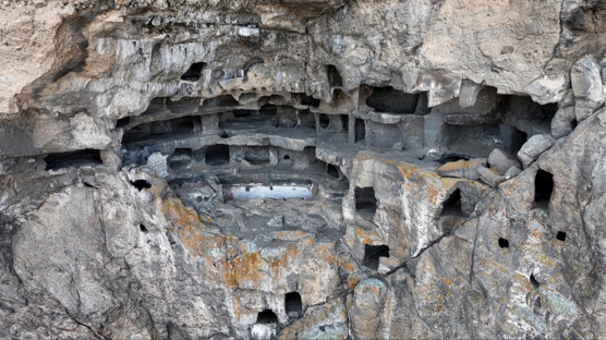 Kayalarn iine kurulan 2 bin yllk 'kst Kalesi' zamana direniyor