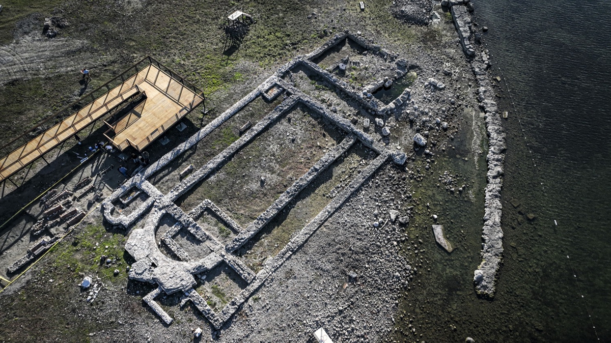 Aziz Neophytos adna ina edilen batk bazilika havadan grntlendi