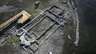 Aziz Neophytos adna ina edilen batk bazilika havadan grntlendi