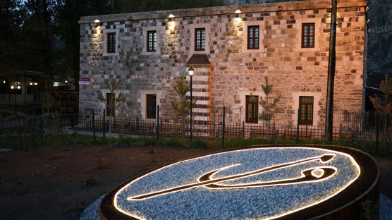 Tarih ve doayla btnleen Horhor Cami, restorasyonun ardndan cemaatiyle bulutu