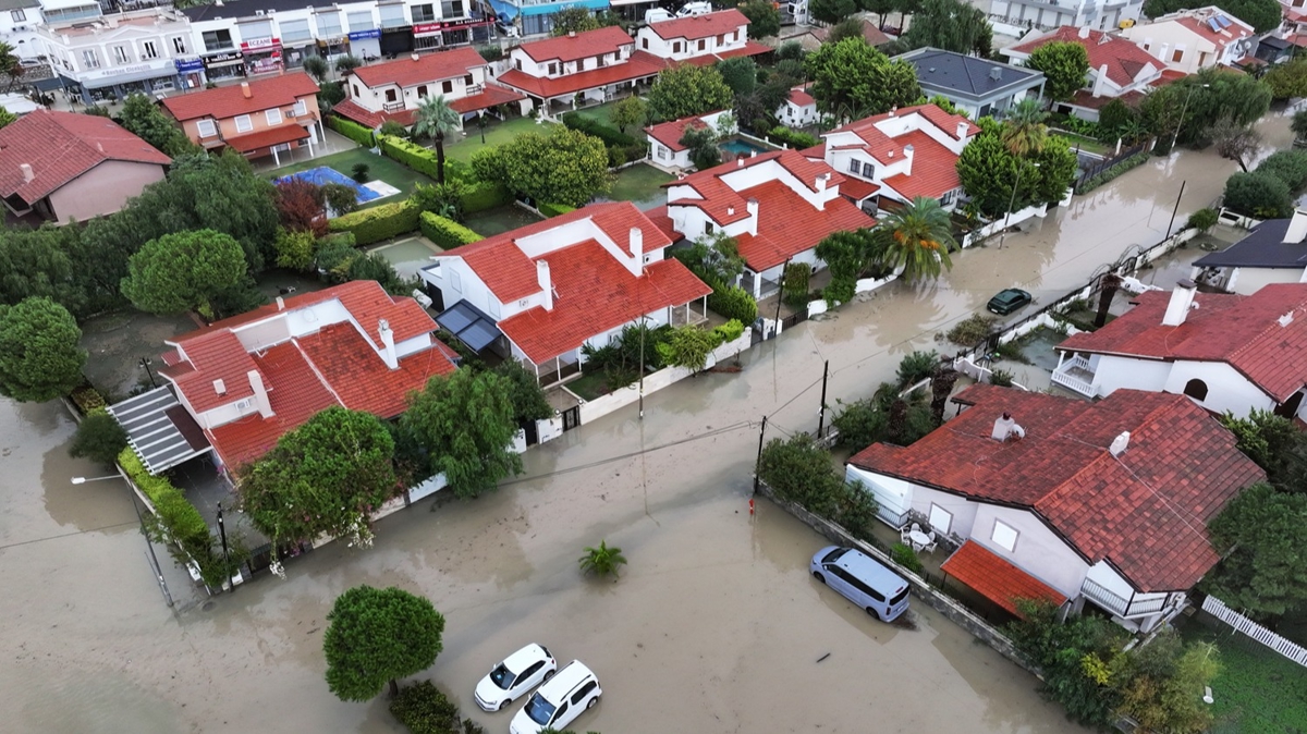 Saanak hayat olumsuz etkiledi: Cadde ve sokaklar sular altnda