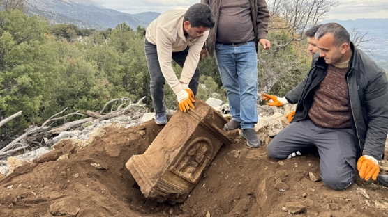 Kei obannn bulduu insan figrl mezar steli korumaya alnd