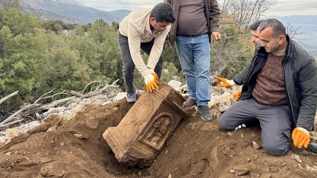 Kei obannn bulduu insan figrl mezar steli korumaya alnd
