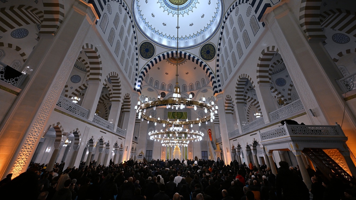 Üç ayların müjdecisi Regaip Kandili: Müslümanlar dualarda buluştu