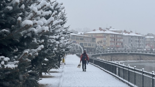 Yurttan kar manzaralar�: Etraf beyaza b�r�nd�