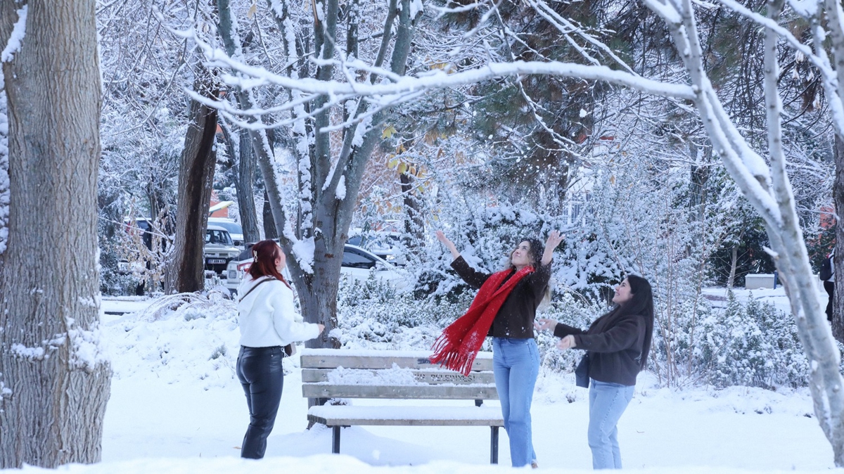 Etraf beyaza b�r�nd�: Yurttan kar manzaralar�